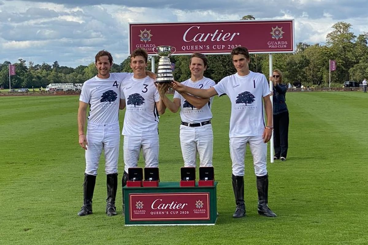 Los campeones de la Queen´s Cup, con el trofeo. Esta vez no fue entregado por la reina Isabel II, como ocurre habitualmente, para preservar su salud