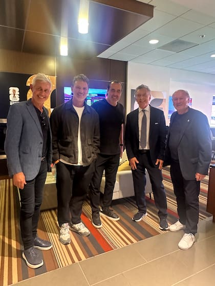 Los campeones de mundo Ricardo Giusti, Omar Larrosa y Sergio Batista junto a Leo Mateu (director de Red Carpet Agency) y Mauricio Macri (presidente ejecutivo de la Fundación FIFA)