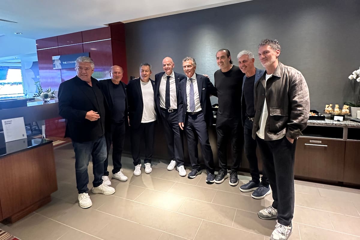 Los campeones de mundo Héctor Zelada, Omar Larrosa, Carlos Tapia, Sergio Batista y Ricardo Giusti junto a Gianni Infantino, Leo Mateu (director de Red Carpet Agency) y Mauricio Macri en el palco del Arrowhead Stadium