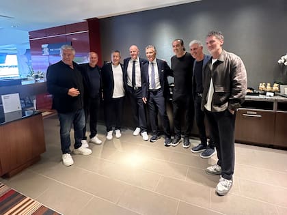 Los campeones de mundo Héctor Zelada, Omar Larrosa, Carlos Tapia, Sergio Batista y Ricardo Giusti junto a Gianni Infantino, Leo Mateu y Mauricio Macri en el palco del Arrowhead Stadium