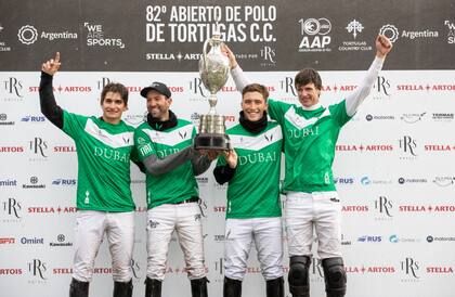 Los campeones de Tortugas, con la Copa Emilio de Anchorena: Jeta Castagnola, Polito Pieres, Barto Castagnola y Nachi Du Plessis