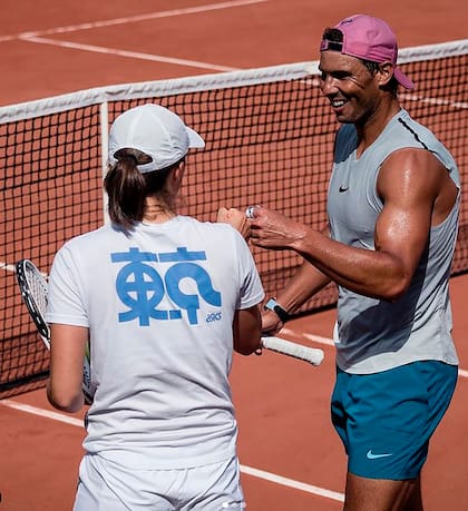 Los campeones defensores: la polaca Iga Swiatek y el español Rafael Nadal comparten alegres una práctica en Bois de Boulogne.