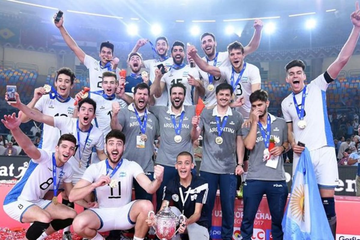 Los campeones del mundo en lo más alto del podio