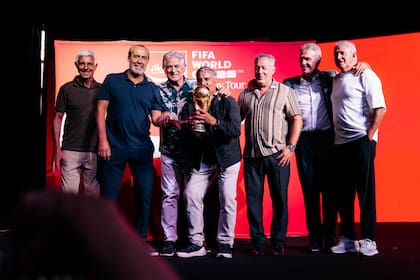 Los campeones del mundo levantando nuevamente el trofeo