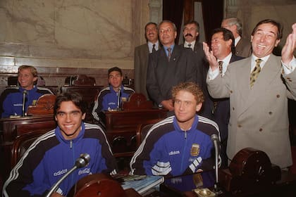 Los campeones del Sub 20 de Qatar en el Senado, en mayo de 1995: adelante, Juan Pablo Sorin y Carlos Arangio; atrás, Gustavo Lombardi y Cristian Chaparro