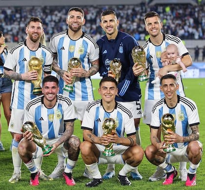 Los campeones tras el partido ante Panamá: Lionel Messi, Nicolás Otamendi, Leandro Paredes, Giovani Lo Celso - con su hija Emilia - Rodrigo De Paul, Paulo Dybala y Ángel Di María