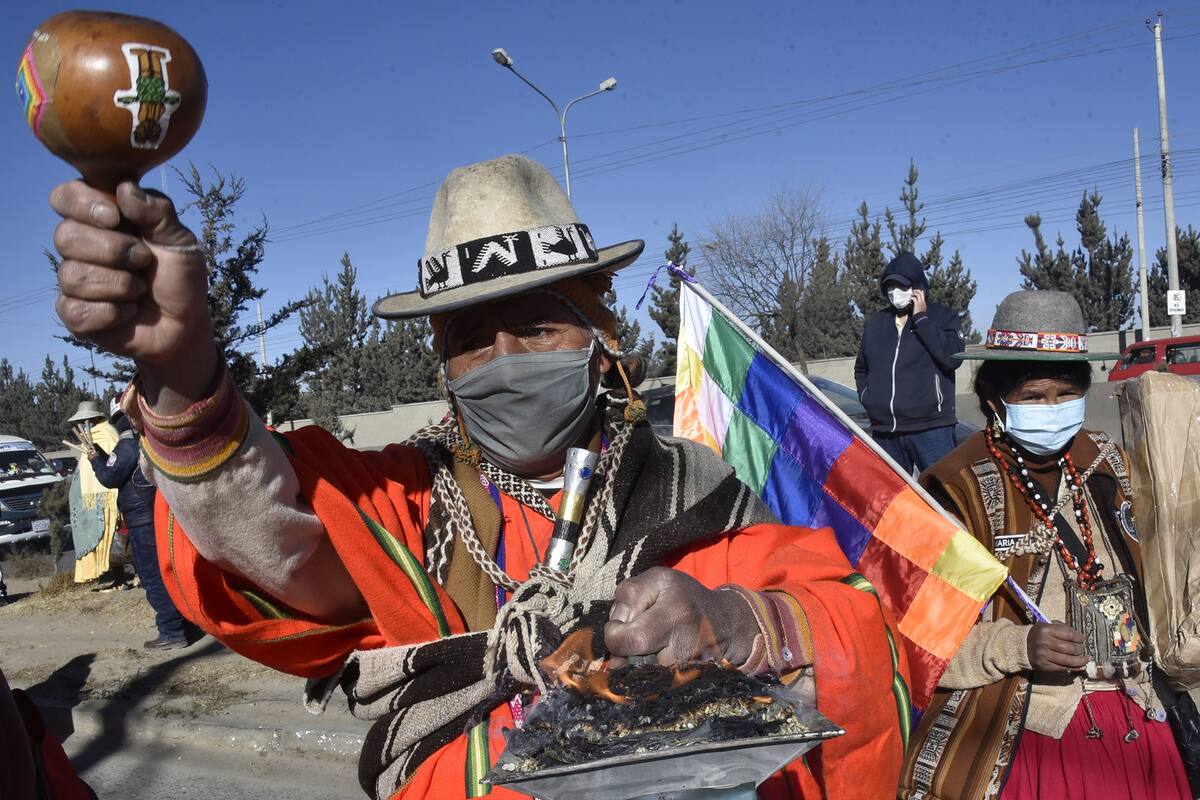 Los campesinos e indígenas bolivianos, partidarios del ex presidente boliviano Evo Morales, participan en una protesta contra un segundo aplazamiento de las elecciones generales debido a la pandemia de coronavirus, en El Alto, Bolivia, el 28 de julio de 2020