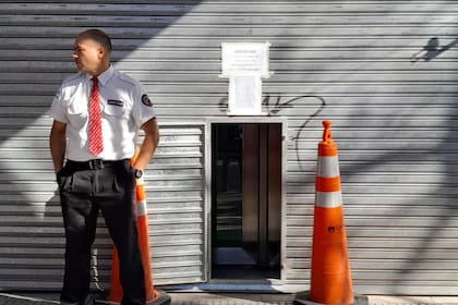 Los canales América TV y A24 amanecieron con sus persianas bajas y un cartel para los empleados que los "eximía" de trabajar