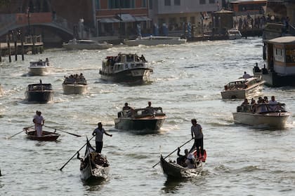 Los canales de Venecia suelen estar transitados por taxis acuáticos, donde se transportan turistas