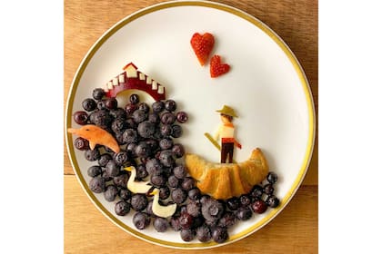Loscanales de Venecia y un gondolero en tiempo de cuarentena hechos a base de medialuna de lentejas, muchos arándanos, manzana, kiwi y frutillas por Cusi.