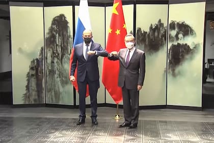 Los cancilleres de Rusia, Sergei Lavrov, y de China, Wang Yi, durante un encuentro bilateral en Moscú