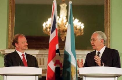 Los cancilleres del Reino Unido y de la Argentina, Robin Cook y Guido Di Tella, respectivamente, anuncian en Londres la suscripción de un acuerdo bilateral por medio del cual los argentinos pueden ing