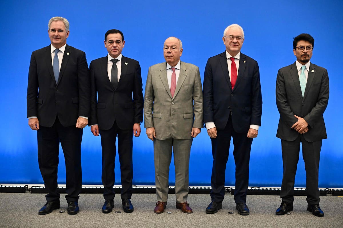 Los cancilleres Pablo Quirno (Argentina), Ruben Ramirez (Paraguay), el exministro Mauro Vieira (Brasil), Mario Lubetkin (Uruguay) y Fernando Aramayo (Bolivia)