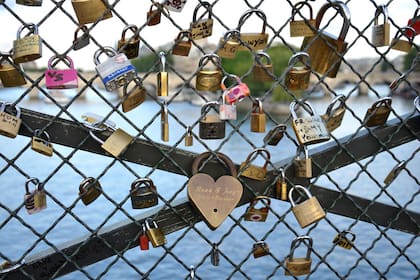 Los candados en el Puente de las Artes en París, Francia, son una costumbre de parejas enamoradas