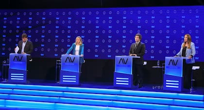 Los candidatos a
diputados nacionales en CABA
Leandro Santoro, Myriam Bregman,
Javier Milei y Maria Eugenia
Vidal durante el debate
televisivo. (Foto NA: MARCELO
CAPECE)