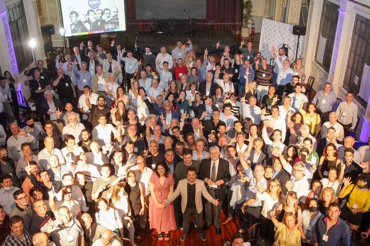 Los candidatos a diputados nacionales Ricardo López Murphy y Martin Tetaz, que integran la lista encabezada por María Eugenia Vidal, participan de la Convención Liberal organizada bajo el lema “La libertad se logra en equipo y construyendo mayorías” que reunió, según los organizadores, cerca de 400 personas