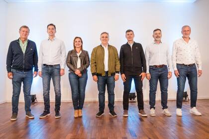 Los candidatos a gobernador, Llaryora, y a intendente de Córdoba, Passerini, se mostraron con los dirigentes de la UCR y el PRO que sumaron.