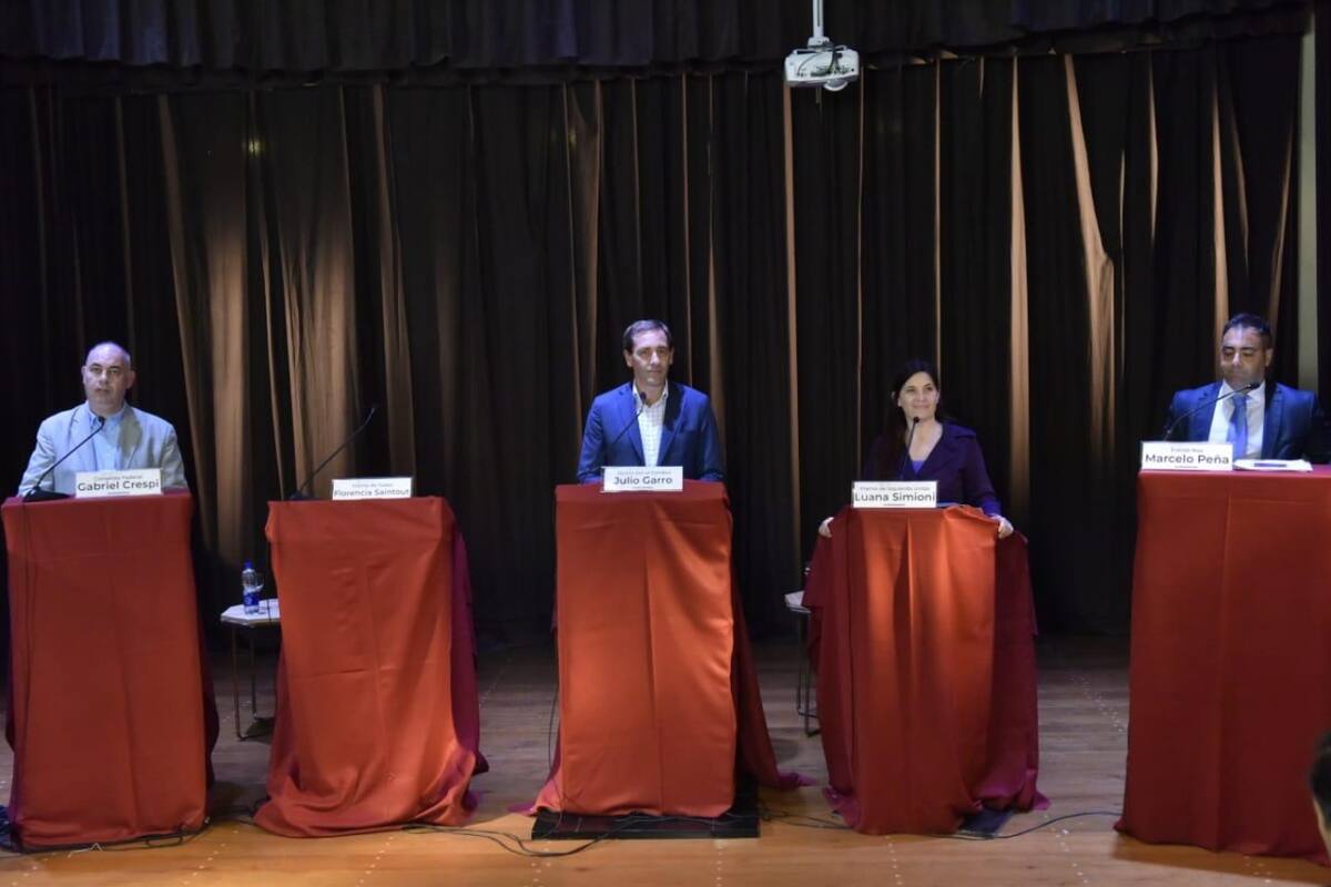 Los candidatos a intendente de la localidad, con el atril asignado a Saintout vacío