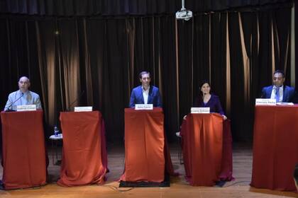 Los candidatos a intendente de la localidad, con el atril asignado a Saintout vacío
