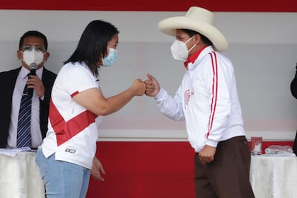 Los candidatos a la presidencia de Perú, Keiko Fujimori, izquierda, y Pedro Castillo chocan puños antes de un debate presidencial