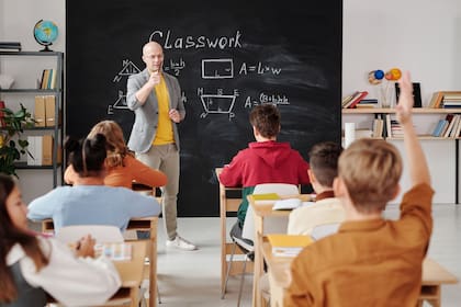 Los candidatos calificados que han obtenido un título acreditado no pueden ser excluidos sobre la base de una prueba adicional, señalan desde los sindicatos docentes. (Canva)