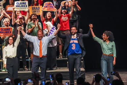 Los candidatos congresionales demócratas Claire Valdez, Brad Lander y Darializa Avila Chevalier en el podio con el alcalde la ciudad de Nueva York Zohran Mamdani en el vecindario de Brooklyn de esa ciudad, el 18 de junio del 2026