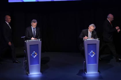Macri y Fernández, ubicados en sus posiciones. Gómez Centurión y Lavagna caminan a sus lugares