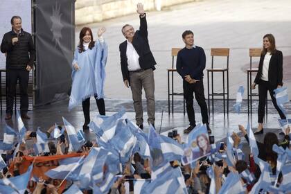Los candidatos del Frente de Todos saludan desde el escenario