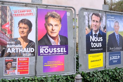 Los candidatos políticos empapelan las calles con rostros que difieren de su retrato real