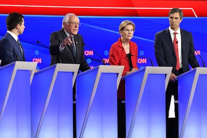 Los candidatos presidenciales demócratas Pete Buttigieg (izq. a der.), Bernie Sanders, Elizabeth Warren y Beto O Rourke participaron ayer en el debate organizado por CNN