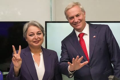 Los candidatos presidenciales Jeannette Jara y José Antonio Kast durante su debate en Santiago, Chile, el jueves 27 de noviembre de 2025
