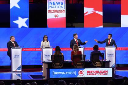 Los candidatos presidenciales republicanos, el exgobernador de Nueva Jersey, Chris Christie; la exgobernadora de Carolina del Sur Nikki Haley; el gobernador de Florida Ron DeSantis, y el empresario Vivek Ramaswamy participan del cuarto debate en la Universidad de Alabama el 6 de diciembre de 2023