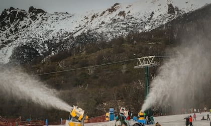 Los cañones generadores de nieve técnica, en acción