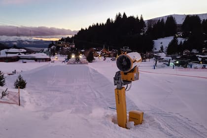 Los cañones generadores de nieve técnica, en el Cerro Catedral