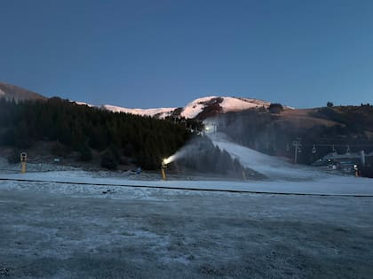 Los cañones llevan varios días fabricando nieve técnica en el cerro Catedral