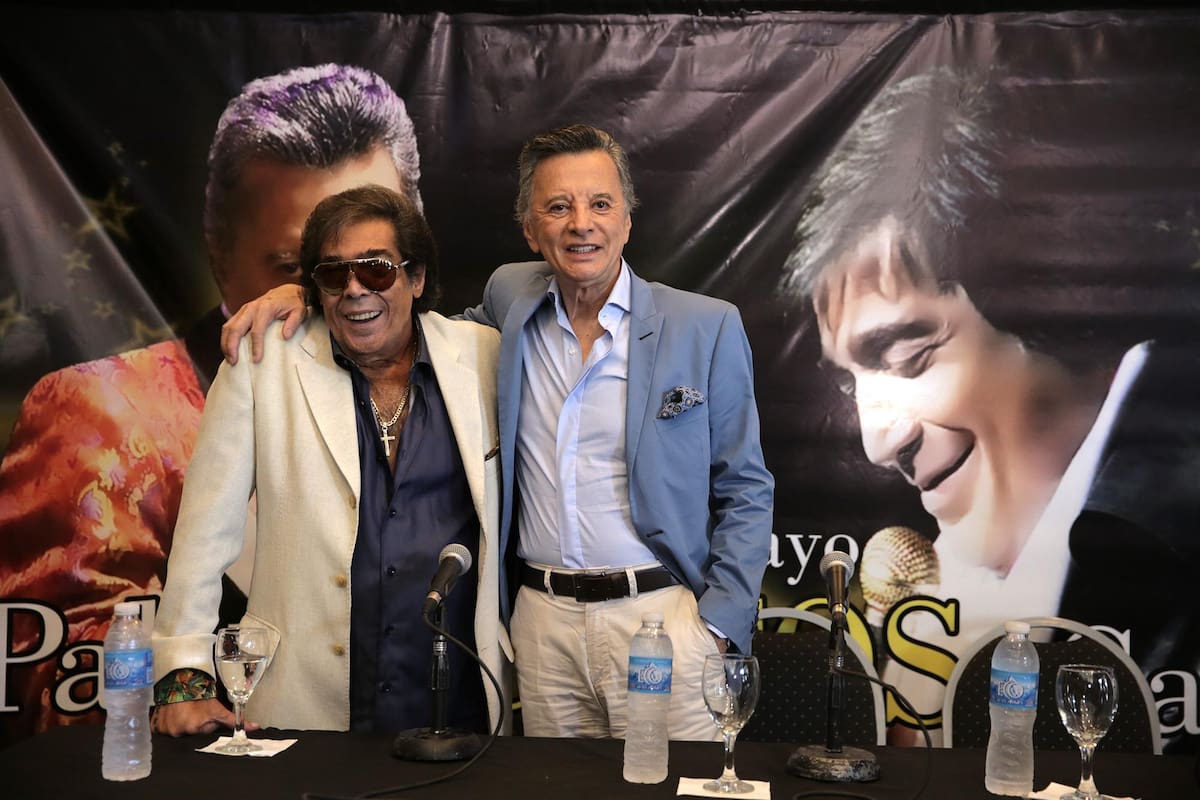 Los cantante le dedicaron Te quiero tanto y desearon la mejoría del intérprete de 70 años que cayó de una altura de cerca de tres metros cuando daba un recital en Tucumán