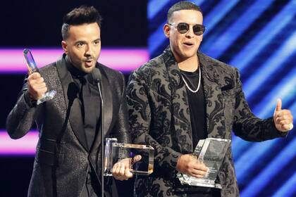 Los cantantes boricuas se llevaron 15 galardones entre los dos; Jlo estrenó tema y Ricky Martin hizo bailar a todos
