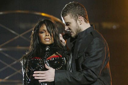 Los cantantes Janet Jackson y el invitado sorpresa Justin Timberlake actúan durante el espectáculo de medio tiempo del Super Bowl XXXVIII entre New England Patriots y Carolina Panthers en el estadio Reliant, el 1 de febrero de 2004 en Houston, Texas