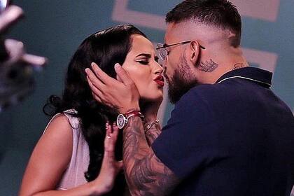 Los cantantes publicaron imágenes en las que se los ve a punto de besarse y las especulaciones sobre una relación invadieron las redes