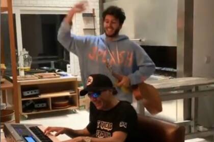 Los cantantes se mostraron muy animados en una versión informal de "Un año"