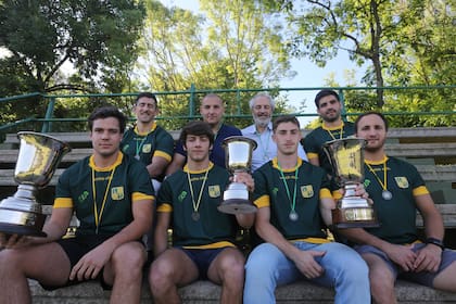 Los capitanes de las seis divisiones campeonas que tuvo Los Tilos en 2019, junto al entrenador principal y el presidente de un club que disfruta la mejor temporada institucional de sus tres cuartos de siglo de existencia.