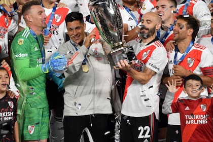 Los capitanes de River, unidos para levantar el trofeo