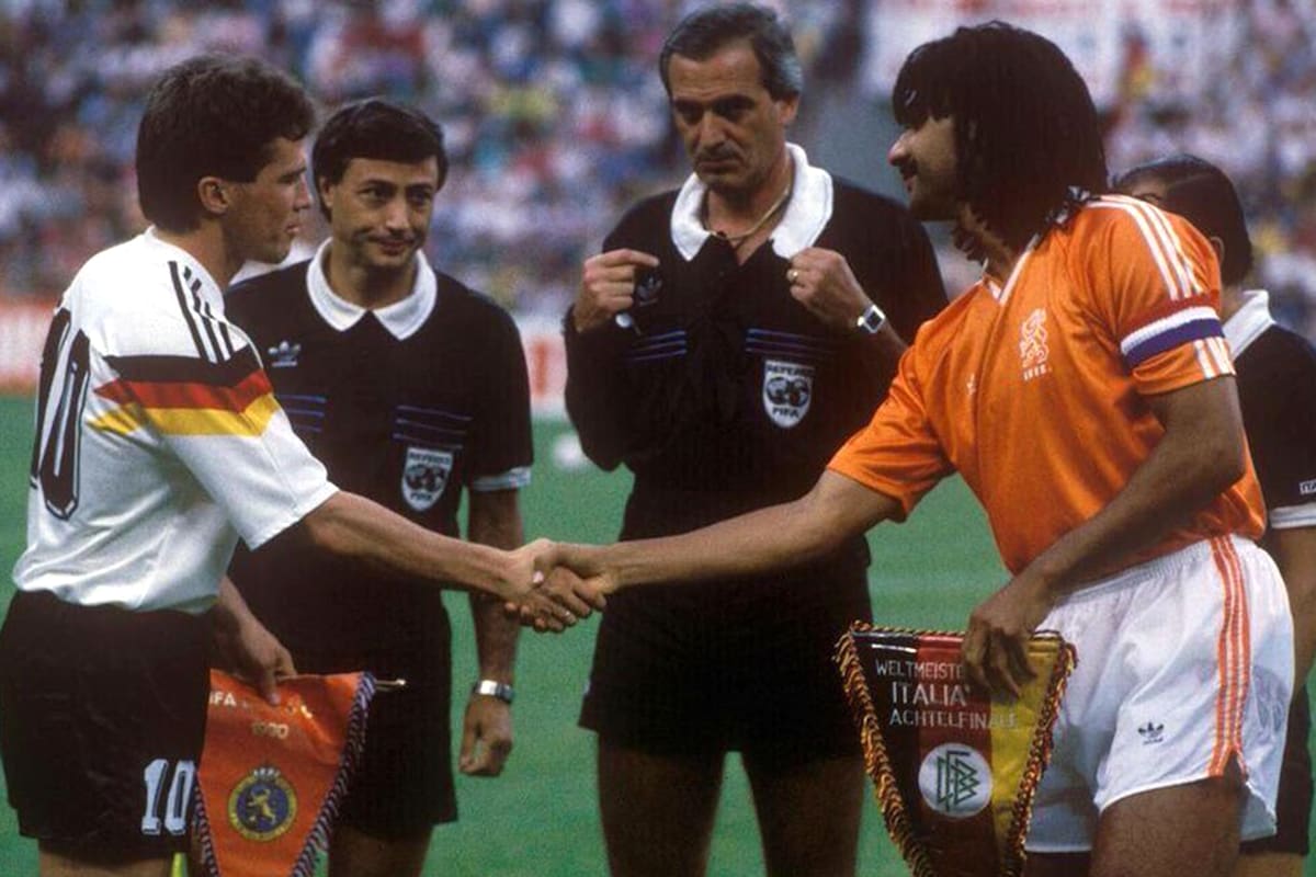 Los capitanes Lothar Matthäus y Ruud Gullit se saludan delante de Juan Carlos Loustau; al representante del arbitraje argentino en Italia 90 le tocó uno de los partidos más atractivos y controvertidos: Alemania 2 vs. Países Bajos 1, en el que expulsó a dos jugadores.