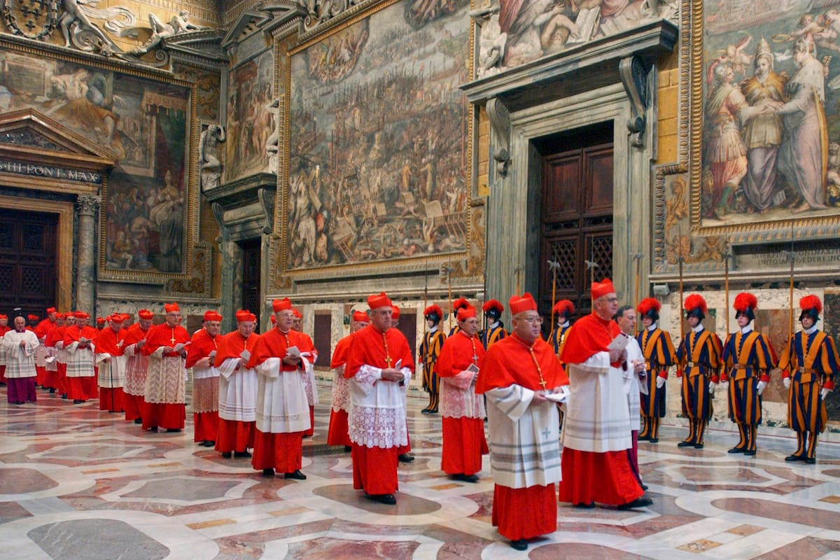 Los cardenales caminan en procesión hacia la Capilla Sixtina en el Vaticano, al comienzo del cónclave, el 18 de abril de 2005. (Osservatore Romano via AP, archivo)