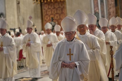 Los cardenales durante una misa en el octavo de nueve días de duelo por el papa Francisco, en la basílica de San Pedro del Vaticano, el sábado 3 de mayo de 2025. (AP Foto/Alessandra Tarantino, Archivo)