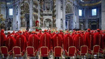 Los cardenales, durante una misa en memoria del difunto papa Francisco en la Basílica de San Pedro, Roma