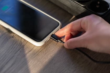 Los cargadores de celulares viejos pueden ser un problema (Foto: Freepik)