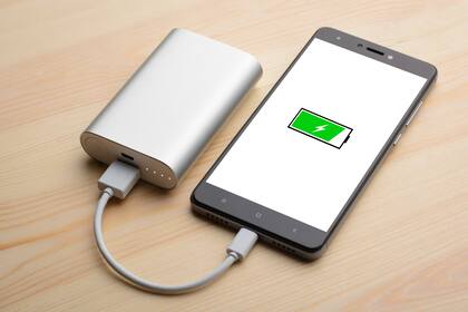 Los cargadores portátiles de celular no se pueden llevar en una maleta facturada en un vuelo de Estados Unidos