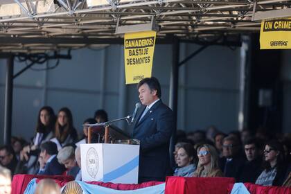 Los carteles aparecieron cuando comenzó a hablar el titular de la Sociedad Rural