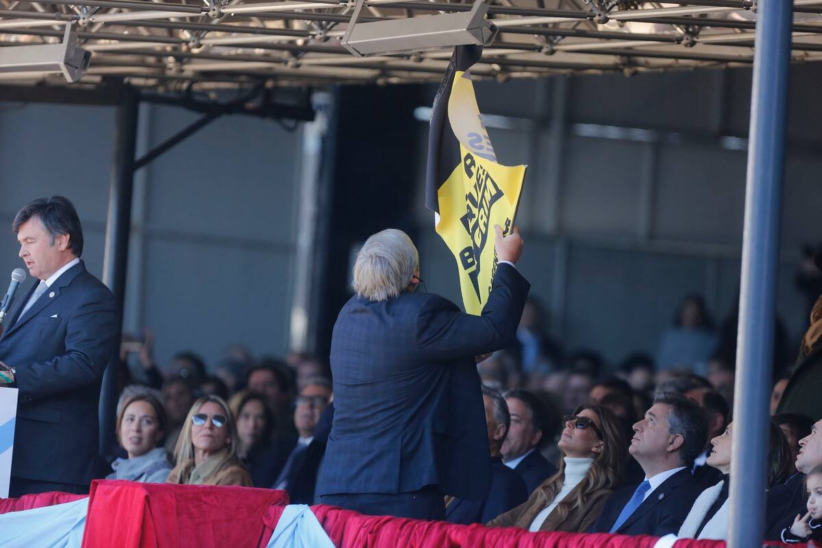 Los carteles aparecieron cuando comenzó a hablar el titular de la Sociedad Rural